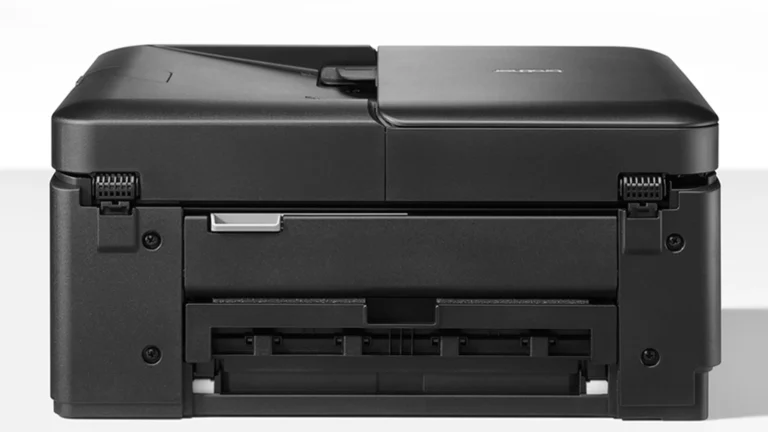 Spatele multifuncționalei Brother DCP-T730DW, cu balamalele capacului scanerului și capacul din spate