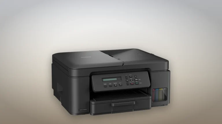 Brother DCP-T730DW neagră, văzută din lateral și din față, cu tava de hârtie, panoul de comandă și rezervoarele de cerneală