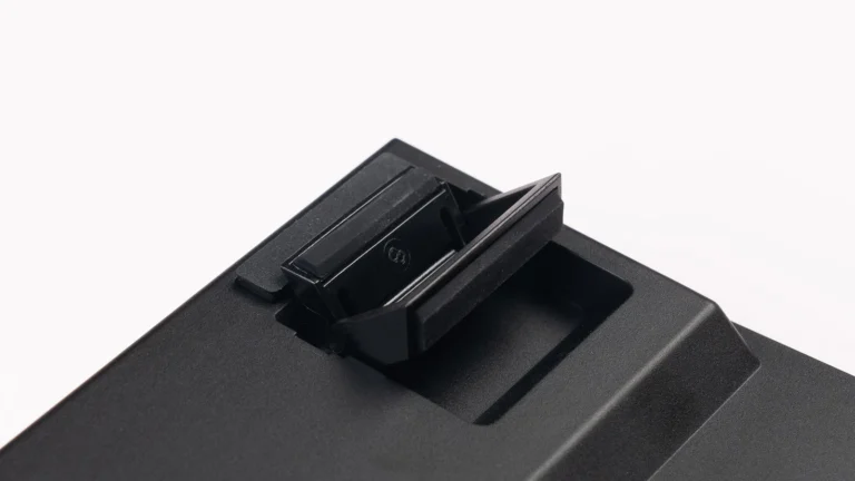 Prim-plan cu piciorul reglabil în două trepte de pe partea inferioară a tastaturii Keychron J2 HE 8K, desfăcut