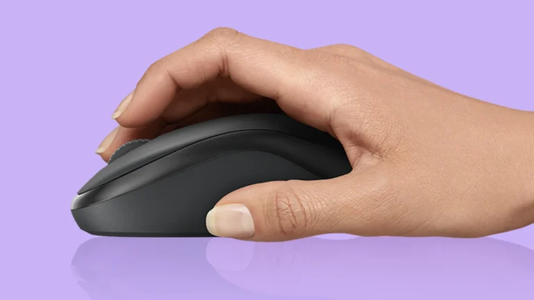 Mână așezată peste Logitech M240 Silent Graphite, văzut din lateral