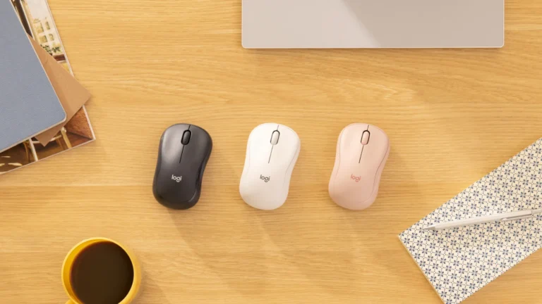 Cele trei variante de culoare ale modelului Logitech M240 Silent, așezate pe un birou de lemn