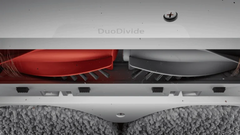 Secțiune prin partea de jos a robotului Roborock Qrevo 5AE, cu cele două role ale periei DuoDivide, una roșie și una gri, deasupra mopurilor