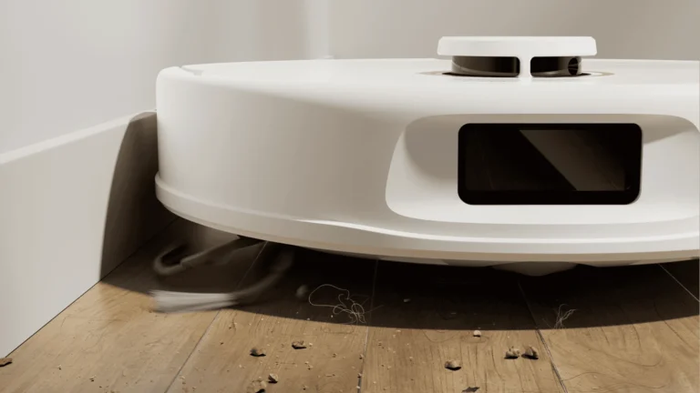 Roborock Qrevo 5AE alb lângă plintă, pe parchet, cu fereastra senzorului frontal Reactive Tech și turela LiDAR pe capac