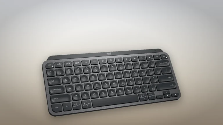 Logitech MX Keys Mini Graphite văzută oblic, cu tastele 1, 2 și 3 de comutare între calculatoare pe rândul de sus