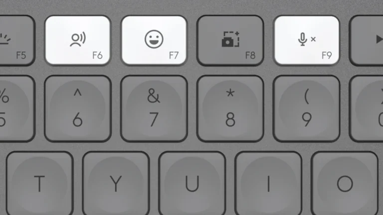 Prim-plan cu tastele MX Keys Mini: F6 cu simbolul de dictare, F7 cu emoji, F8 cu captură de ecran și F9 cu microfonul oprit, deasupra cifrelor 6–9