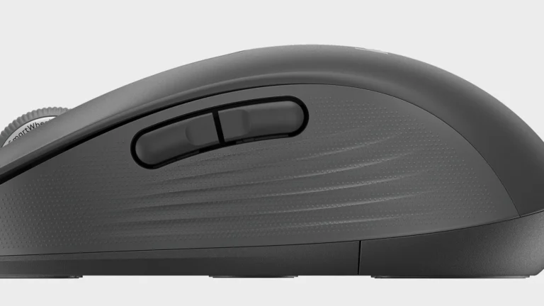 Lateralul stâng al mouse-ului Logitech Signature M650 L, cu cele două butoane pentru degetul mare și zona cauciucată texturată