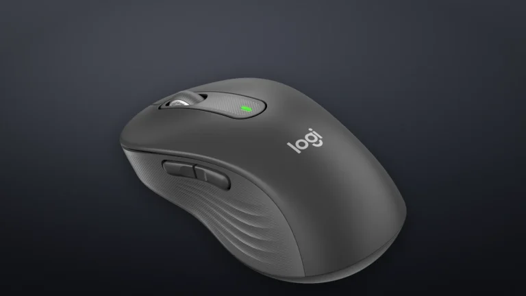 Logitech Signature M650 L văzut din spate și din lateral, cu butoanele principale și sigla logi, pe un fundal închis