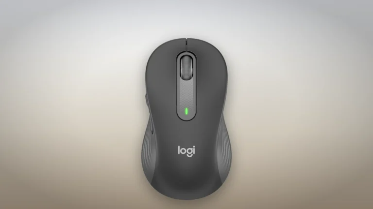Logitech Signature M650 L văzut de sus, cu rotița SmartWheel, ledul verde și laturile cauciucate, pe un birou