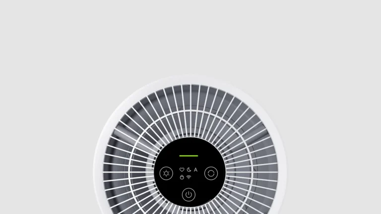 Capacul purificatorului Xiaomi 4 Compact văzut de sus, cu grila de evacuare, butoanele tactile și indicatorul verde de calitate a aerului