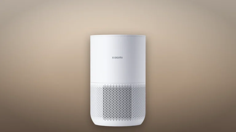 Purificatorul Xiaomi Smart Air Purifier 4 Compact, alb, pe un fundal cald, de dormitor